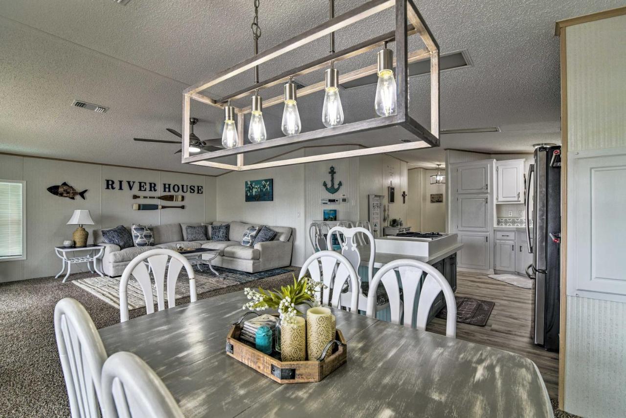 Retreat On The River With Boat Dock, Porch, And Grill! 霍莫萨萨 外观 照片